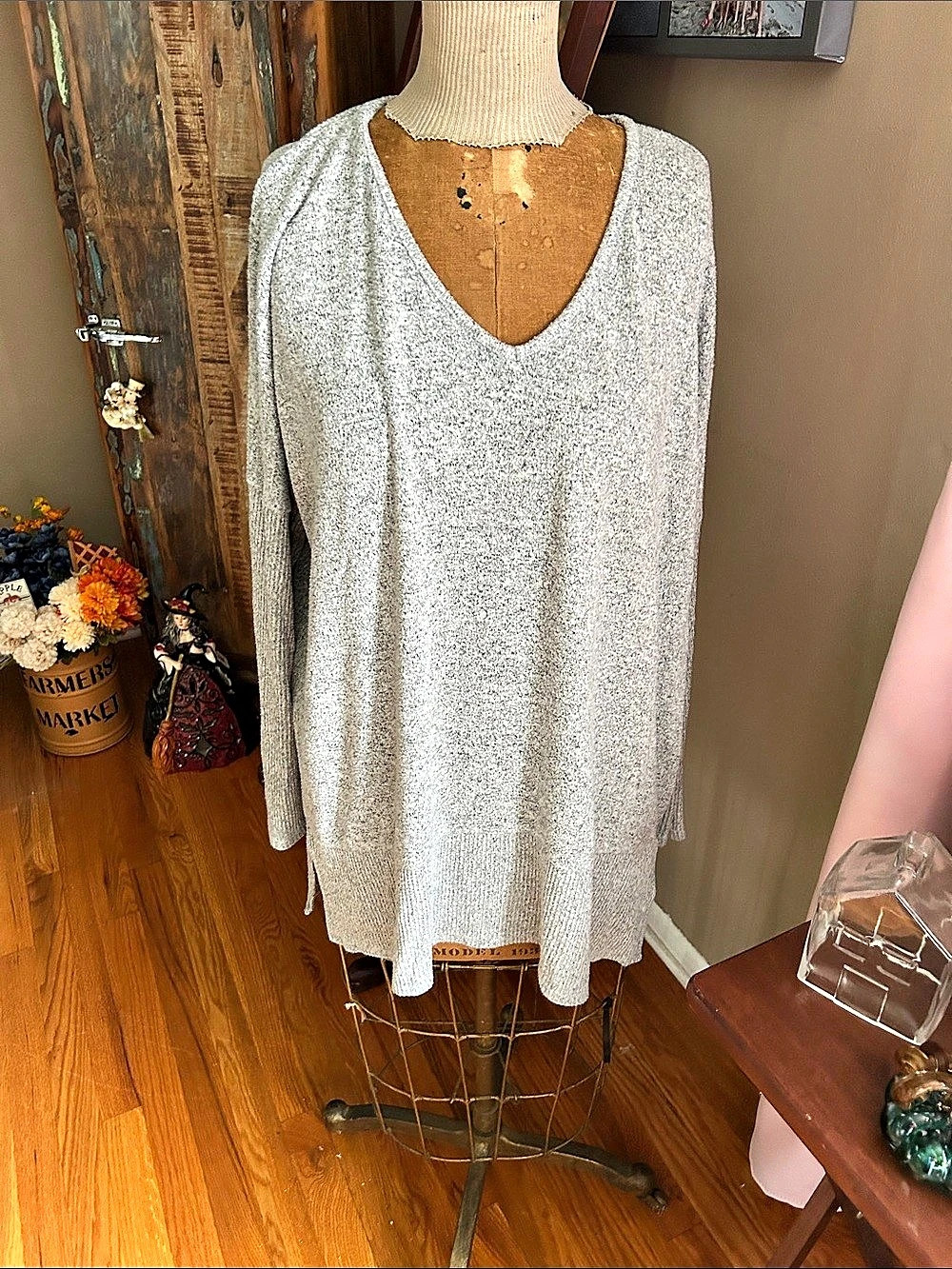 Cupio V-Neck Sweater in Heather Gray | Women’s Size XL